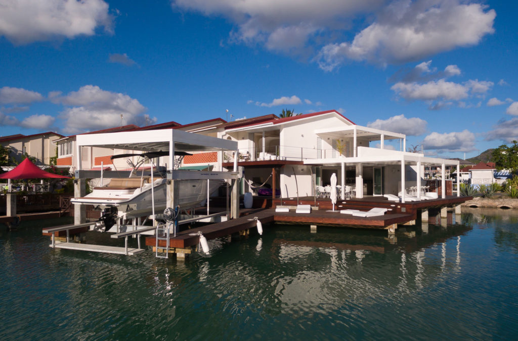 KE para el exterior de una mansión privada en el puerto de Antigua, en el corazón del Caribe.