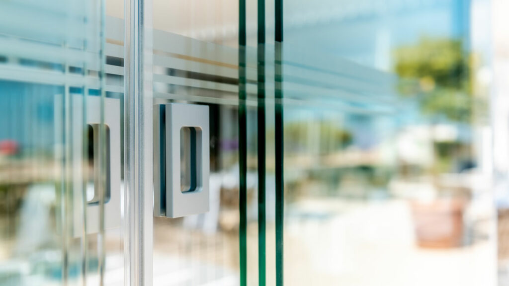 KE: sistema di chiusura a vetrate LINE GLASS, design e prestazioni per creare inediti spazi di dialogo tra interno ed eterno